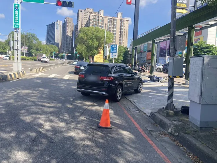 賓士車轉進麥當勞得來速車道，後方機車反應不及撞上。民眾提供