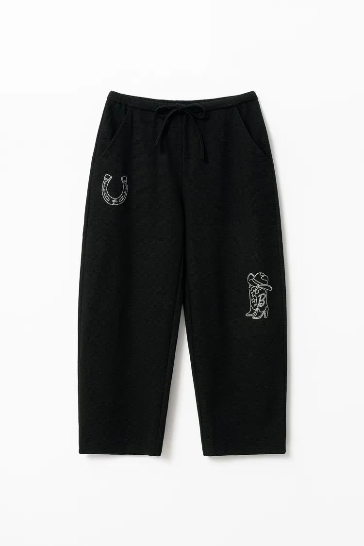 SQUAREBEAR x Barbie聯名寬版運動褲，1680元。品牌提供