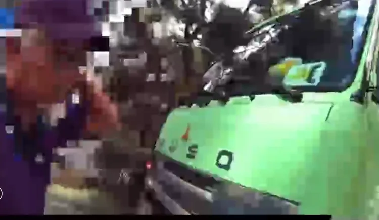 警員觀察張姓駕駛神情焦躁、肢體持續不自主顫抖，快篩一查果然是毒駕。翻攝畫面