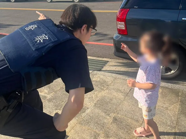 警員發現迷路的女童趨前關心。平鎮警分局提供