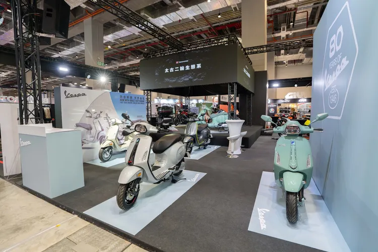 Vespa同步展出Sprint 80th 180及全新180c.c.引擎車系，展現品牌最新產品布局。