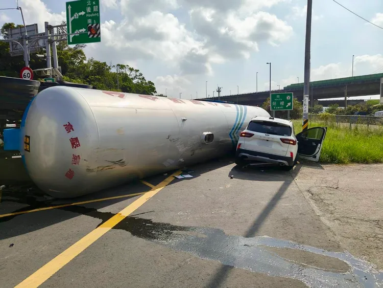 油罐車翻覆後衝到對向車道，撞上1輛自小客車。民眾提供