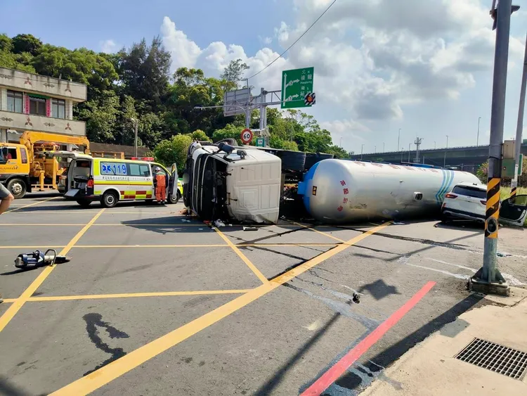  油罐車柯姓駕駛一度受困車內，所幸送醫後沒有生命危險。民眾提供