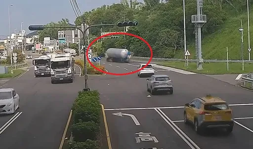油罐車「玩命關頭」匝道高速過彎　翻覆衝對向波及轎車釀2傷