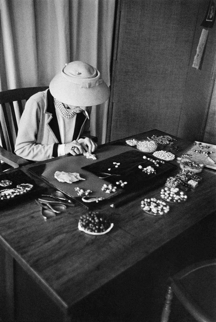 1957年香奈兒女士創作珠寶的景象。品牌提供