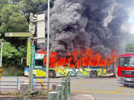 南港公車行駛中起火波及路旁2車　駕駛「邊開邊冒煙」驚險畫面曝