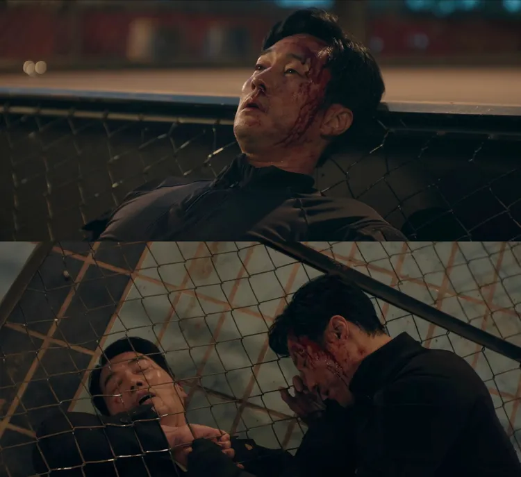 蘇志燮（上圖）揪住朱相昱的領帶，把他制伏在鐵網之下。翻攝Netflix