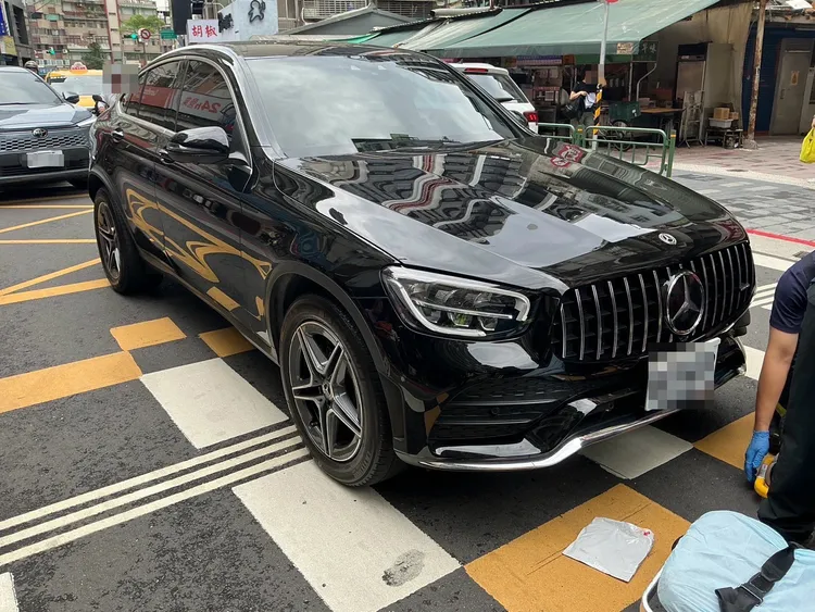 黑色賓士車35歲蔡姓駕駛未停讓行人，除了被開罰外，將會被吊銷駕照。翻攝畫面