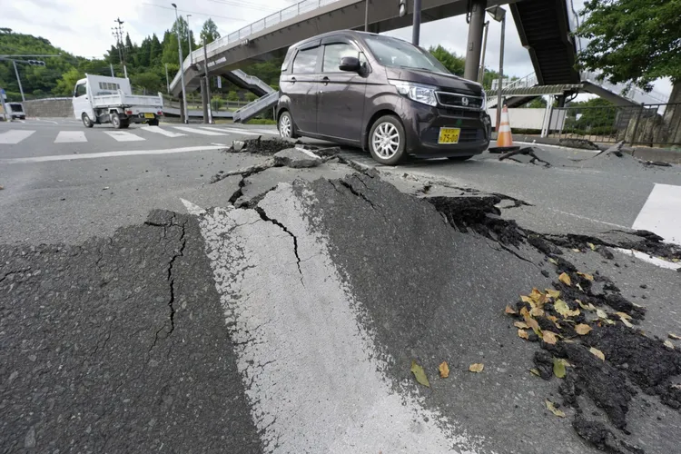 熊本縣冰川町的路面嚴重受損。路透