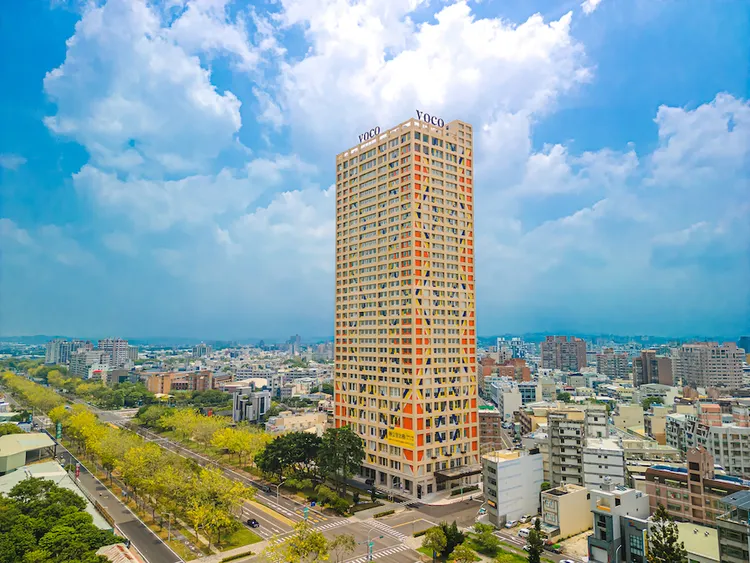 入住嘉義福容voco酒店豪華客房，三天兩夜使用3張住宿券，平均一晚4223元，相當於打1.8折超划算。福容提供