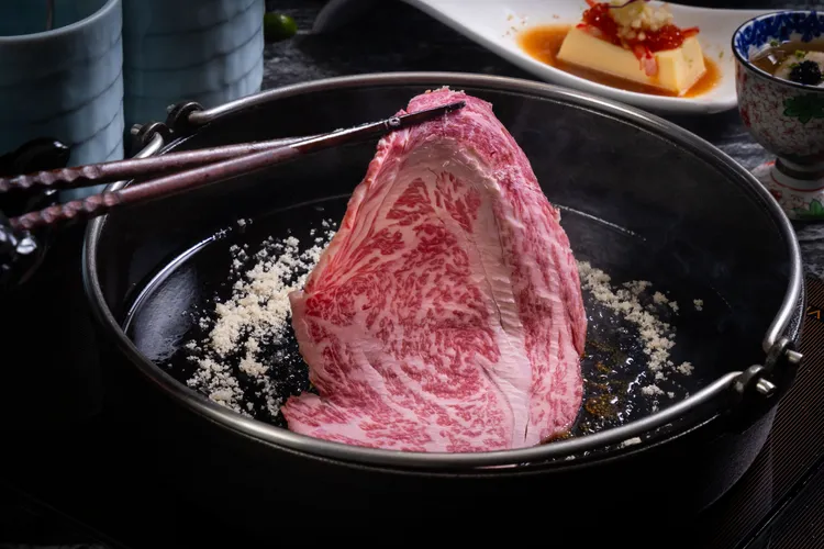 神戶牛「肋眼」色澤誘人，軟嫩牛肉入口即化。橋山·壽喜燒提供