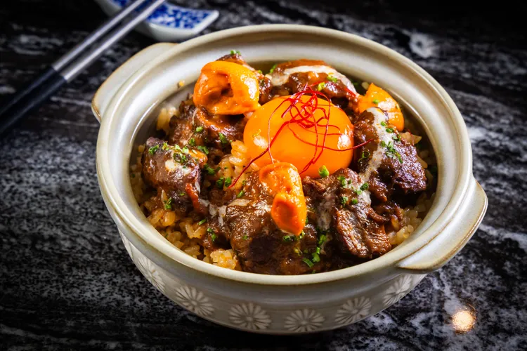 老饕最愛「神戶特色紅酒旨煮牛雲丹釜醋飯」色香味俱全。橋山·壽喜燒提供