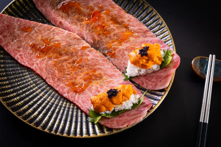創意「極上和牛紫蘇雲丹卷」海陸雙饗，兩種風味一次滿足。橋山·壽喜燒提供