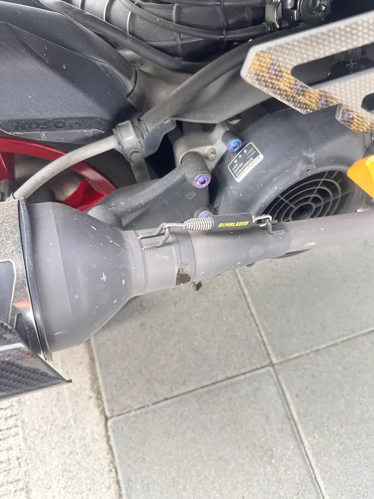 掉落的管線剛好砸到機車排氣管。翻攝畫面