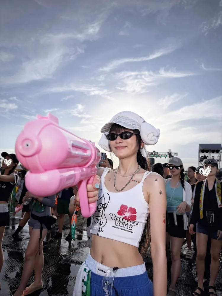 謝金燕一進場立刻帶著水槍衝進舞台前排。WATERBOMB KAOHSIUNG提供