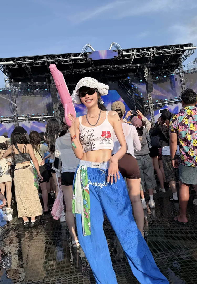 謝金燕露出纖腰和腹肌超級凍齡，看不出已經51歲。WATERBOMB KAOHSIUNG提供