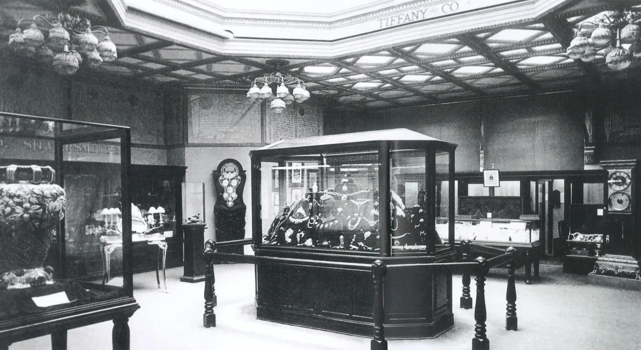 Tiffany & Co. 1893年在芝加哥哥倫布世界博覽會驚豔世人的傳奇天文鐘，去年被品牌收入古典珍藏庫。品牌提供