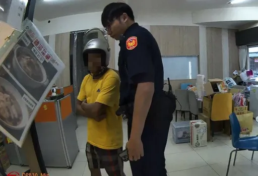 「8條通」通緝犯排隊買鹹酥雞解饞　大園警鷹眼識破當場落網