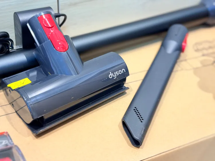 Dyson V10 Konical隨附迷你電動吸頭及狹長吸頭，可分別清潔床墊、布沙發，以及家具邊角與狹窄縫隙。趙筱文攝