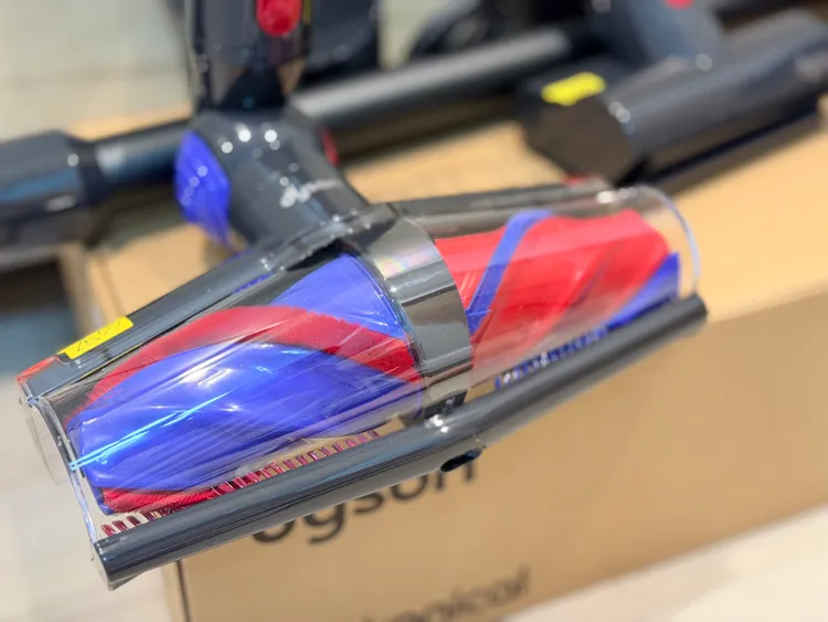 Dyson V10 Konical搭載雙錐無纏結吸頭，實測能減少長髮纏繞，吸完地板不用再費力清理刷頭。趙筱文攝