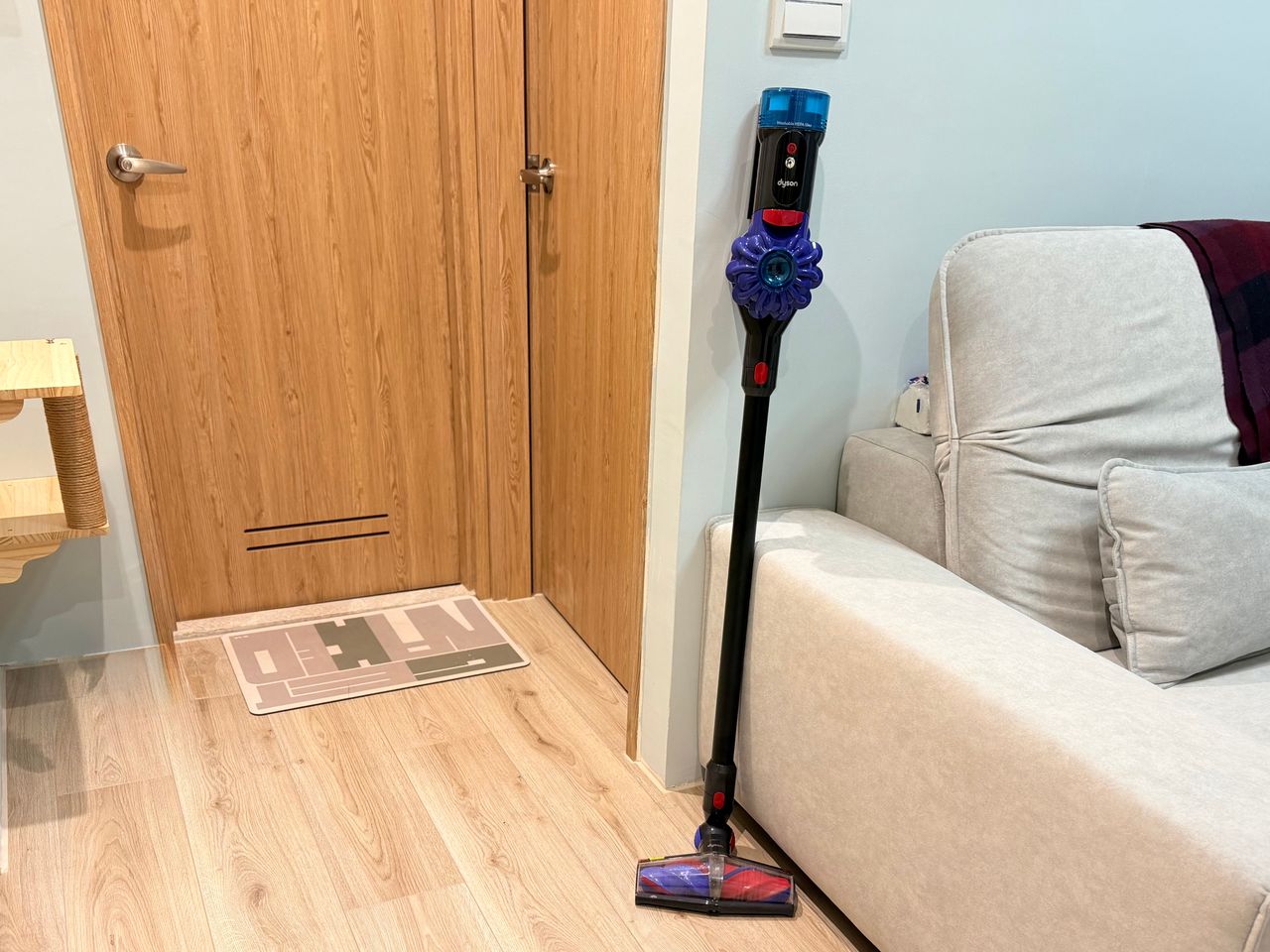 Dyson V10 Konical實測|不只吸走長髮 也把清理刷頭的麻煩一起帶走