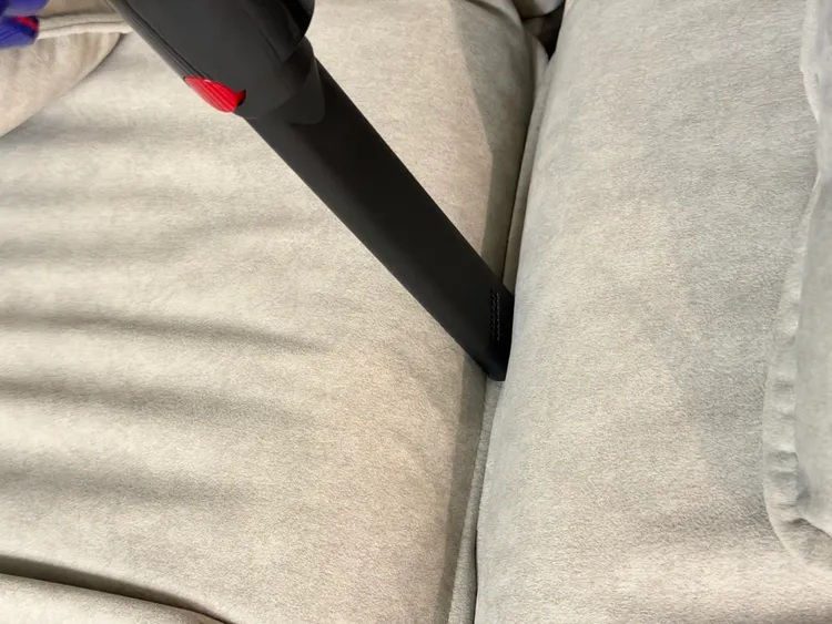 狹長吸頭可深入沙發縫隙、窗框與家具邊角，清除一般吸頭難以觸及的灰塵與碎屑。趙筱文攝