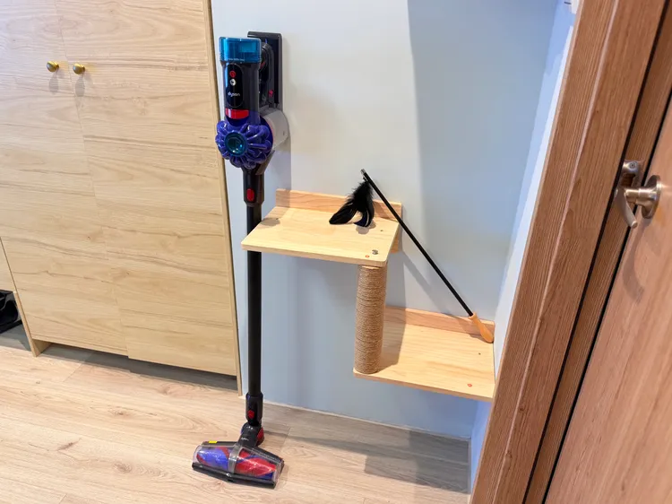 Dyson V10 Konical機身採修長設計，日常可收納於牆邊或家具旁，不占用太多居家空間，需要打掃時也能隨手取用。趙筱文攝