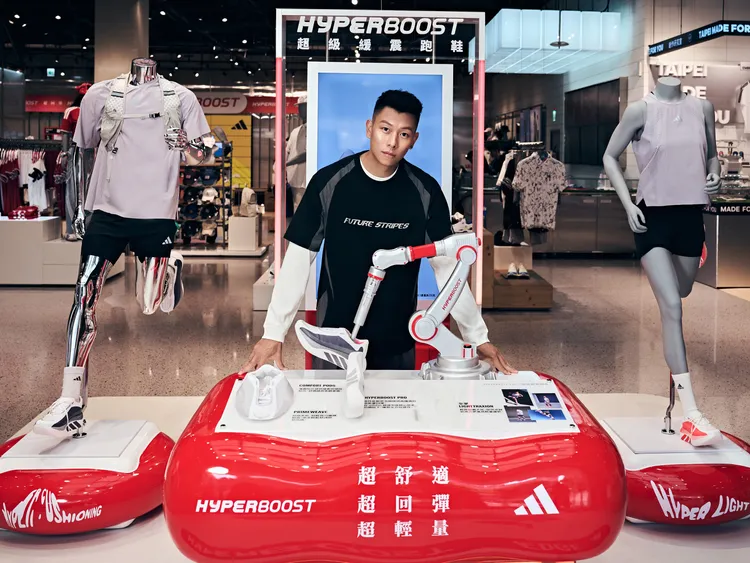 HYPERBOOST EDGE主打超舒適、超回彈、超輕量三大性能。品牌提供