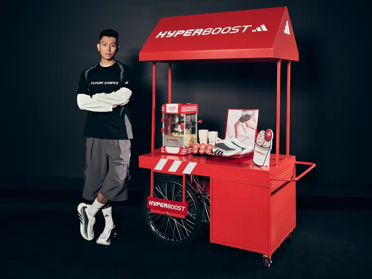 瘦子搶先感受HYPERBOOST EDGE超級緩震跑鞋的輕盈腳感。品牌提供