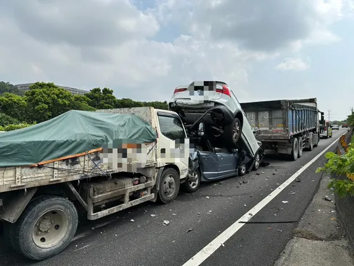 國3大溪段4大小車追撞！　小客車慘遭撞飛「騎車頂」、1人輕傷送醫