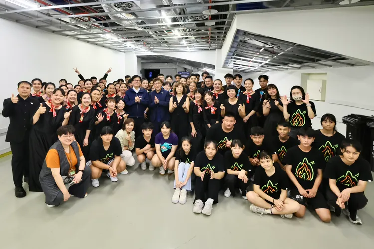 高雄市長陳其邁與立委邱議瑩到場關心，於後台親自為孩子們加油打氣並合影留念。翻攝畫面