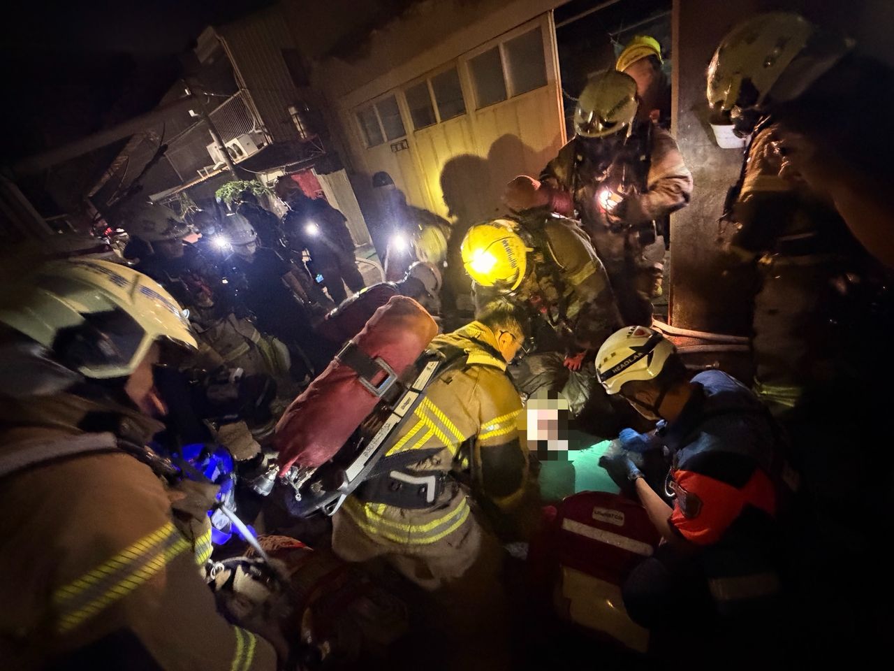 南市民宅竄火警報大響 獨居老翁遭火吻...身旁有汽油警消釐清中