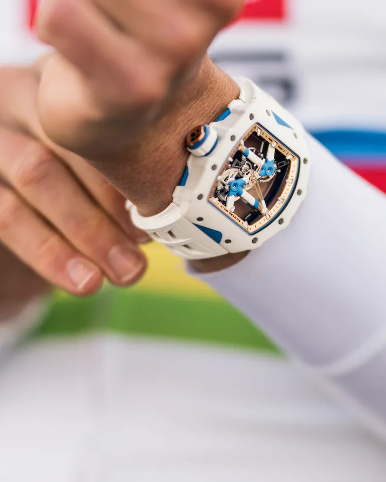 自由車運動員Tadej Pogacar戴上全新RM 64-01 Colnago陀飛輪腕錶。品牌提供