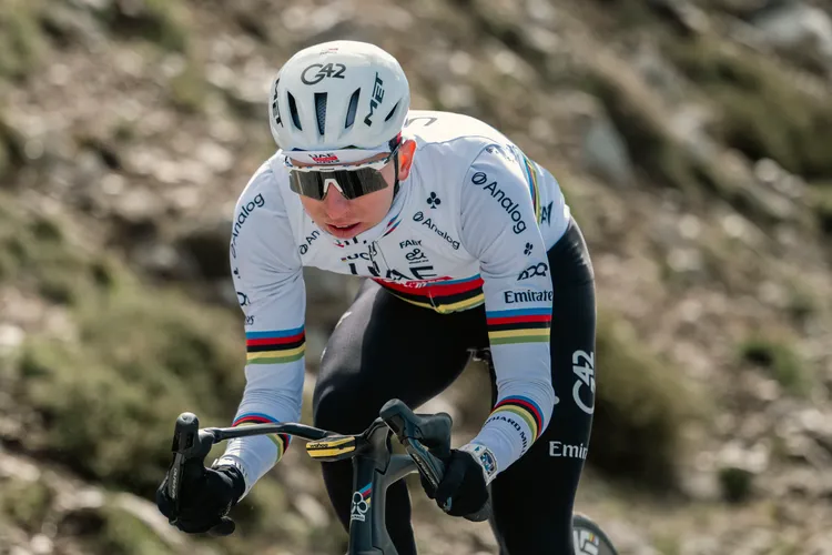 自由車運動員Tadej Pogacar戴上全新RM 64-01 Colnago陀飛輪腕錶。品牌提供