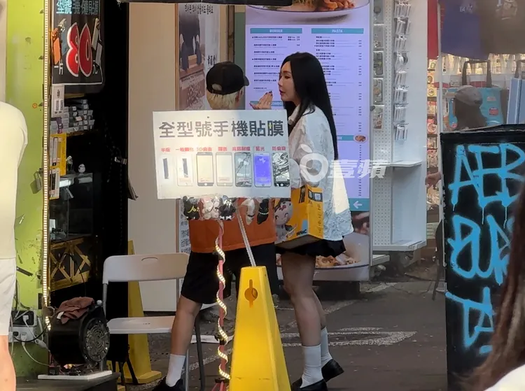 許允樂做完2小時護髮，摘下頭上太陽眼鏡，在西門商圈遇到認識的店家。特勤中心攝