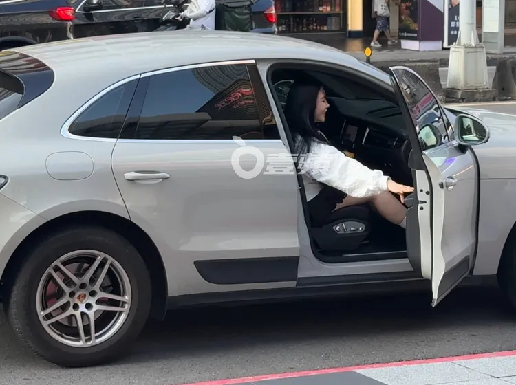 許允樂看到老公李玉璽來接送，上車時甜笑藏不住。特勤中心攝
