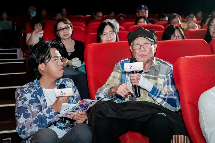 林福地導演（右）於映後在座位上接受主持人曾偉旻訪問。公視台語台提供