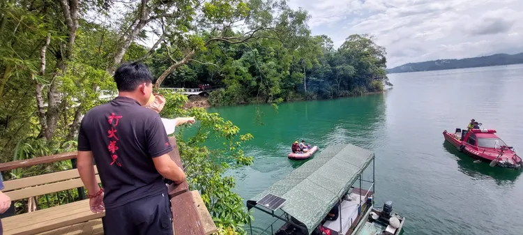 男大生在日月潭落水，警消搜尋中。民眾提供