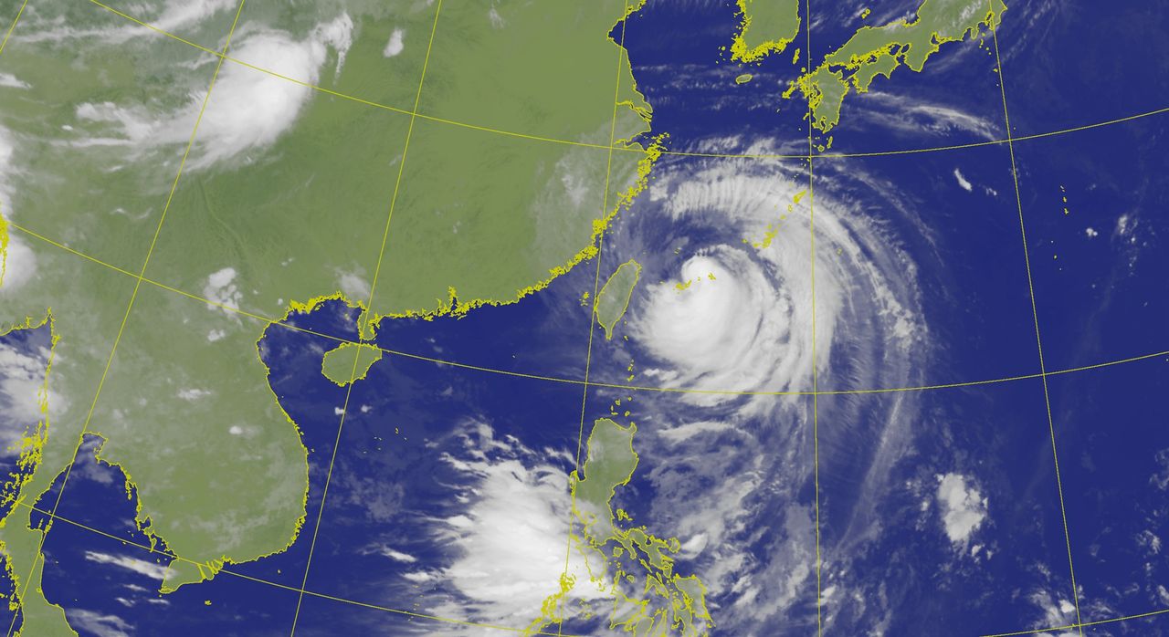 巴威雙眼牆重建 風雨威脅到這天!午後路徑恐突「西轉」