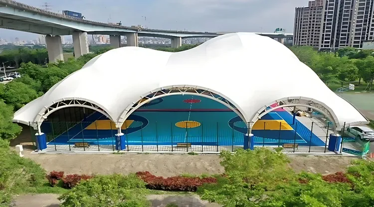 天幕籃球場全景。公所提供