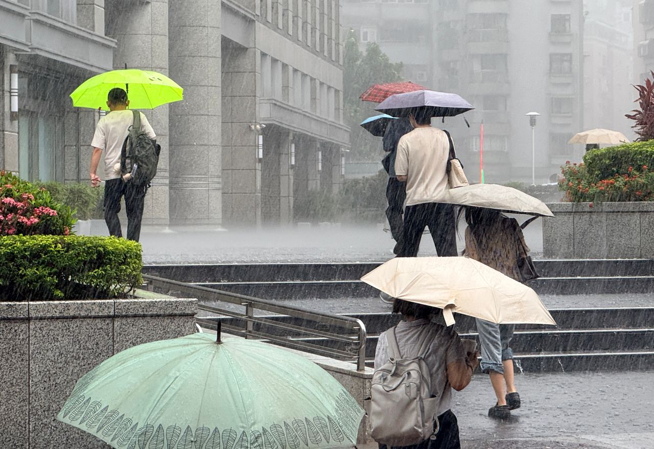 注意!10縣市大雨 「這幾區」恐升級豪雨