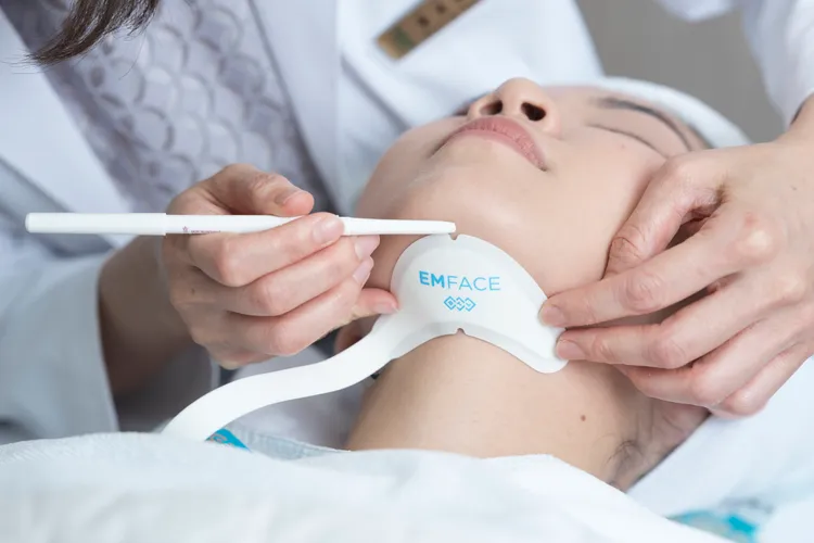 若是老化問題與肌肉層支撐有關，「EMFACE 菲斯波」能訓練肌肉層，有感提升整體抗老。