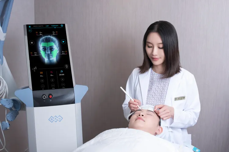「EMFACE 菲斯波」屬於非侵入式的抗老管理，特別受到怕痛及擔心安全問題的患者喜愛。