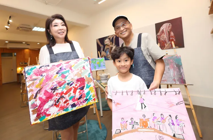 孔鏘（右）帶著7歲金孫奬獎一起響應公益。台灣愛與希望國際關懷協會提供