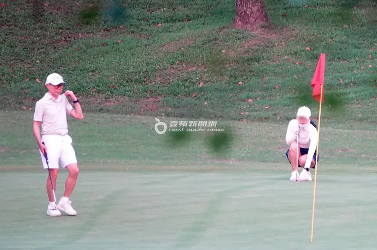 2026/4/12，池育陽（左）和陳女經常和郭台銘及謝女到大溪球場揮桿。特勤中心攝