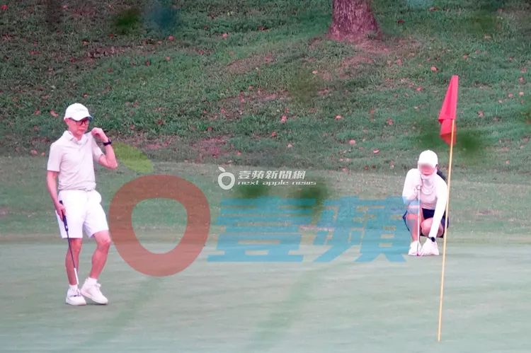 2026/4/12，池育陽（左）和陳女經常和郭台銘及謝女到大溪球場揮桿。特勤中心攝