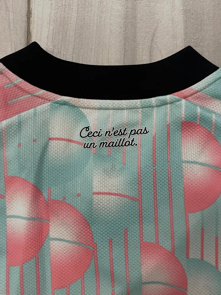 比利時球衣內側後領口處寫有「這不是球衣」（Ceci n’est pas un maillot）字樣。翻攝網路
