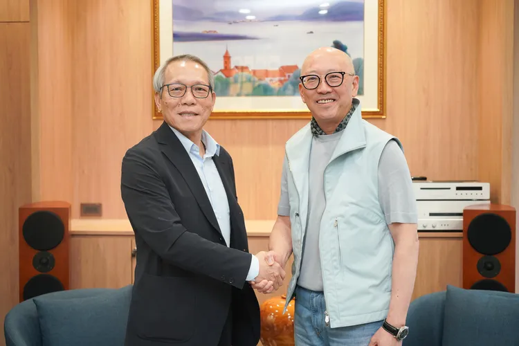 麗寶樂園董事長陳志鴻（右）與木棉花集團總裁康振木簽署合作協議，將打造全台首座「動漫體驗娛樂館」。業者提供