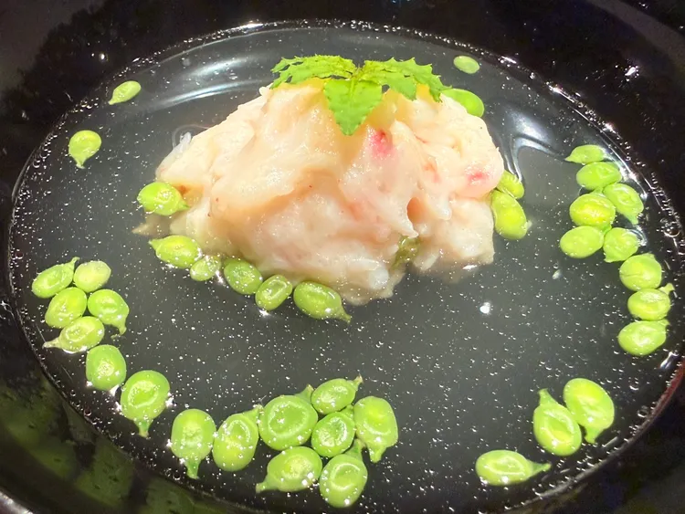 松葉蟹真丈，佐以貝類高湯、秋葵與青豆仁，湯頭清雅鮮美。陳揚盛攝