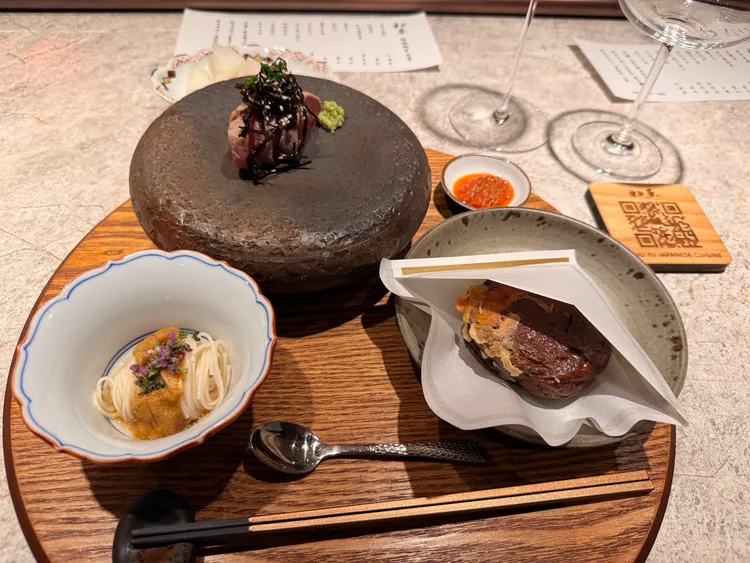 全新《夏旬之味》由海膽素麵A5(左)、黑鮪魚(上)及和牛壓漢堡(右)揭開序幕。陳揚盛攝